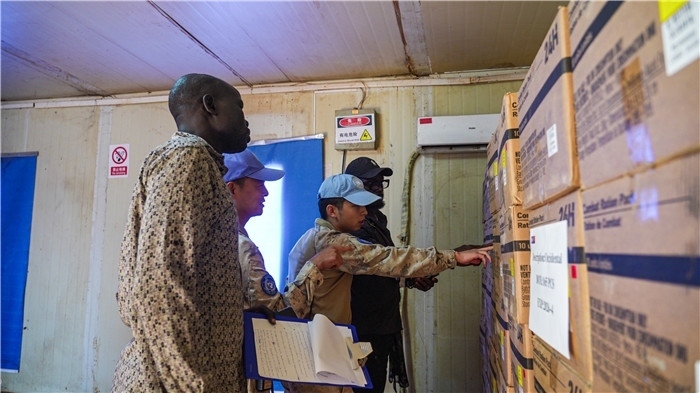 圖7.檢查給養(yǎng)物資。馬騫攝