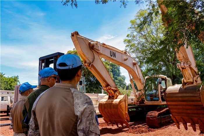檢查裝備性能。謝坤攝