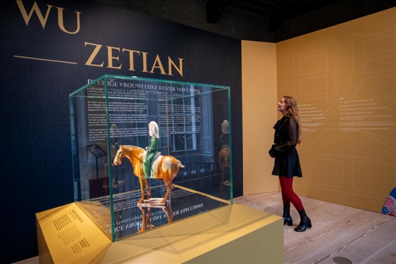 圖為觀眾在參觀“一代女皇武則天展”。（中華人民共和國(guó)駐荷蘭王國(guó)大使館供圖）