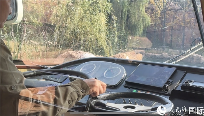 鄭州銀基動物王國水陸兩棲觀光車駕駛室。人民網(wǎng) 謝瑩攝