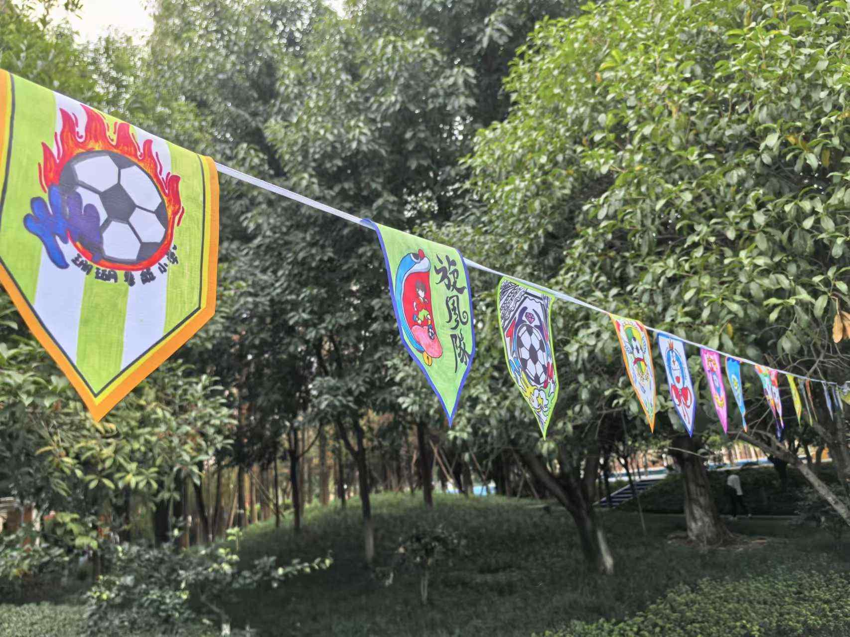 珊瑚魯能小學(xué)學(xué)生們手繪的“班超”隊(duì)徽。 人民網(wǎng)記者 楊磊攝