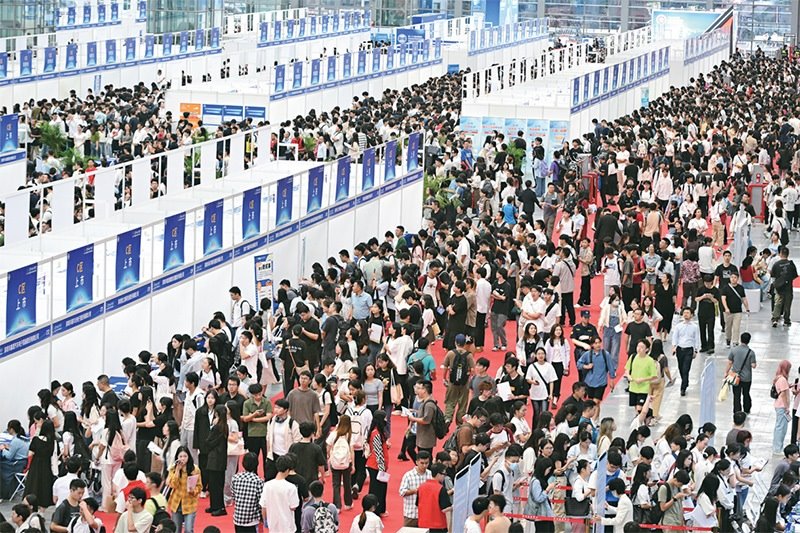 2024年10月12日，第28屆全國高校畢業(yè)生秋季就業(yè)雙選會(huì)在深圳會(huì)展中心舉辦。圖為雙選會(huì)現(xiàn)場(chǎng)。 中新社記者 陳文/攝