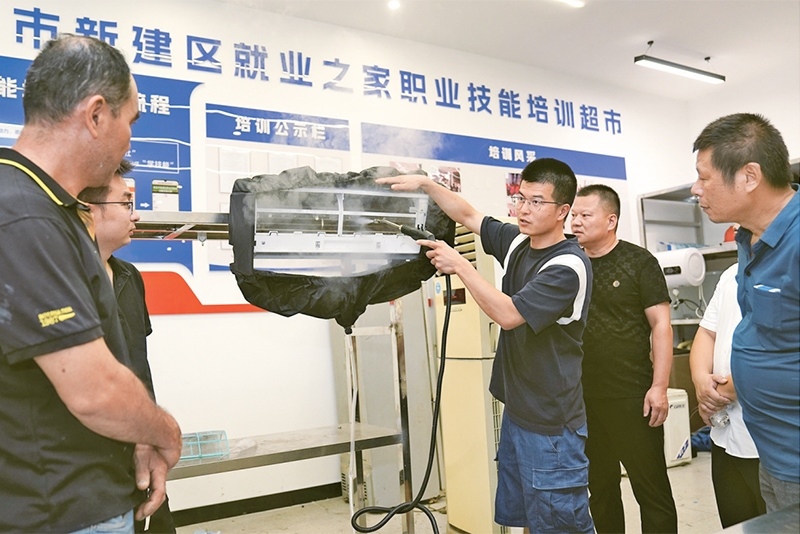 黨的二十屆三中全會(huì)強(qiáng)調(diào)，要健全終身職業(yè)技能培訓(xùn)制度。圖為2024年9月12日一位老師在給學(xué)員進(jìn)行家電清洗技術(shù)培訓(xùn)。 新華社記者 萬象/攝