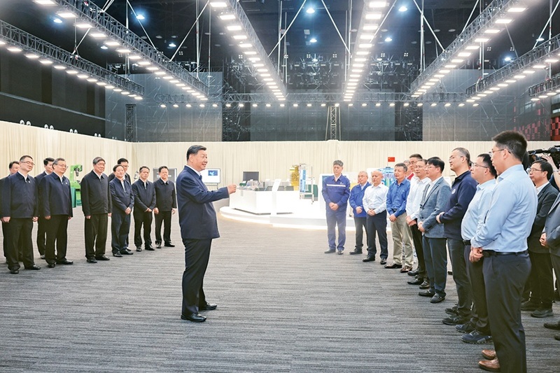 2024年10月17日至18日，中共中央總書記、國家主席、中央軍委主席習近平在安徽考察。這是17日下午，習近平在合肥濱湖科學城考察時，同現(xiàn)場科研人員和企業(yè)負責人親切交流。 新華社記者 鞠鵬/攝