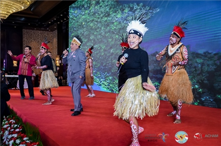 山東濟寧職業(yè)技術(shù)學(xué)校印尼巴布亞留學(xué)生演唱與大使一起演唱巴布亞傳統(tǒng)歌曲。印尼駐華大使館供圖