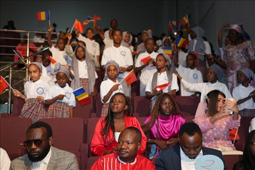 現(xiàn)場觀眾與決賽選手熱情互動。中國石油非洲公司供圖