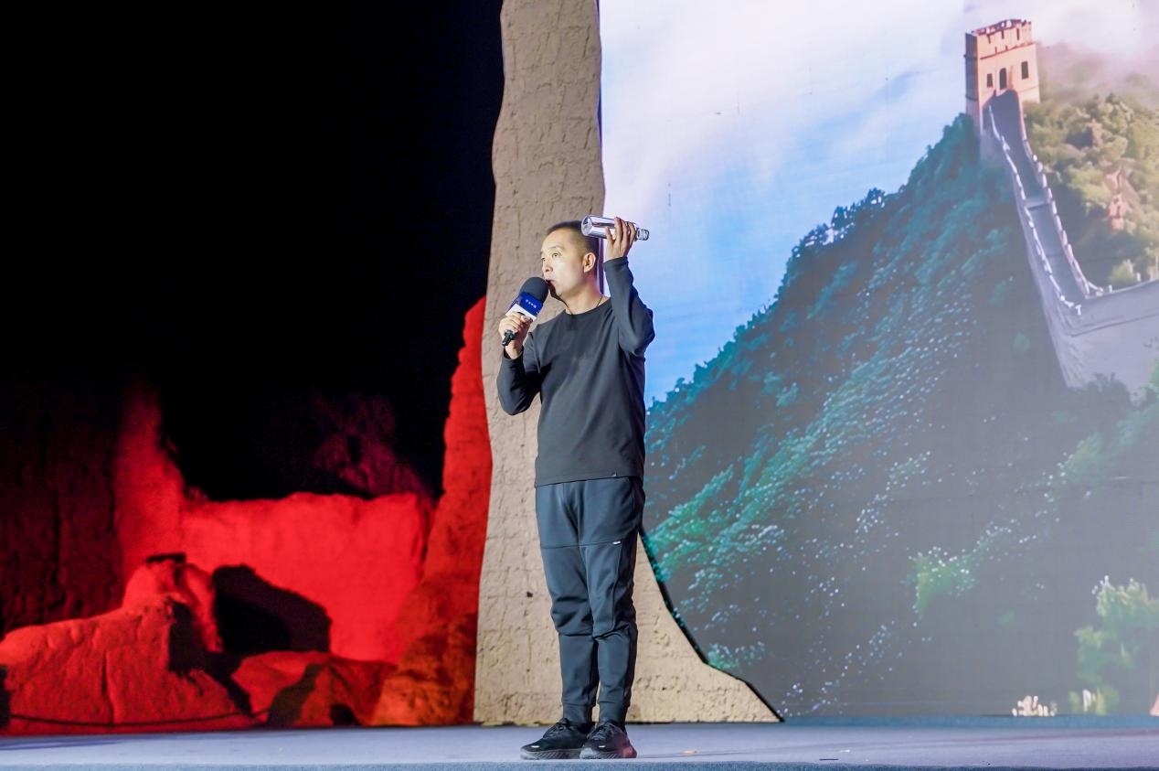 李剛在“何以中國·五星出東方”網(wǎng)絡主題宣傳活動現(xiàn)場演講。人民視頻供圖