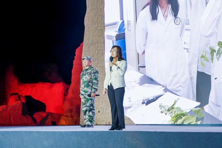 吳翠云（右一）在“何以中國·五星出東方”網(wǎng)絡主題宣傳活動現(xiàn)場演講。人民視頻供圖