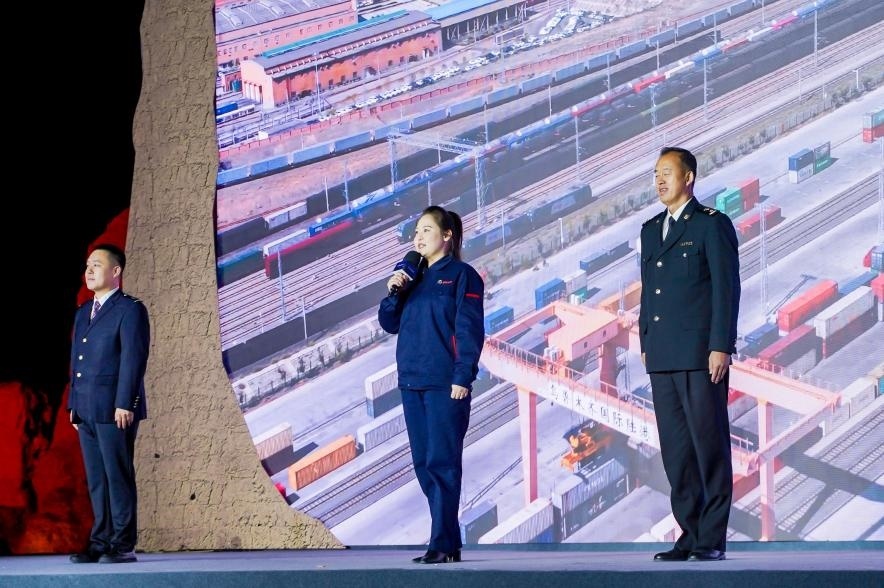 早吾扎?哈力賽（左二）在“何以中國·五星出東方”網(wǎng)絡主題宣傳活動現(xiàn)場演講。人民視頻供圖