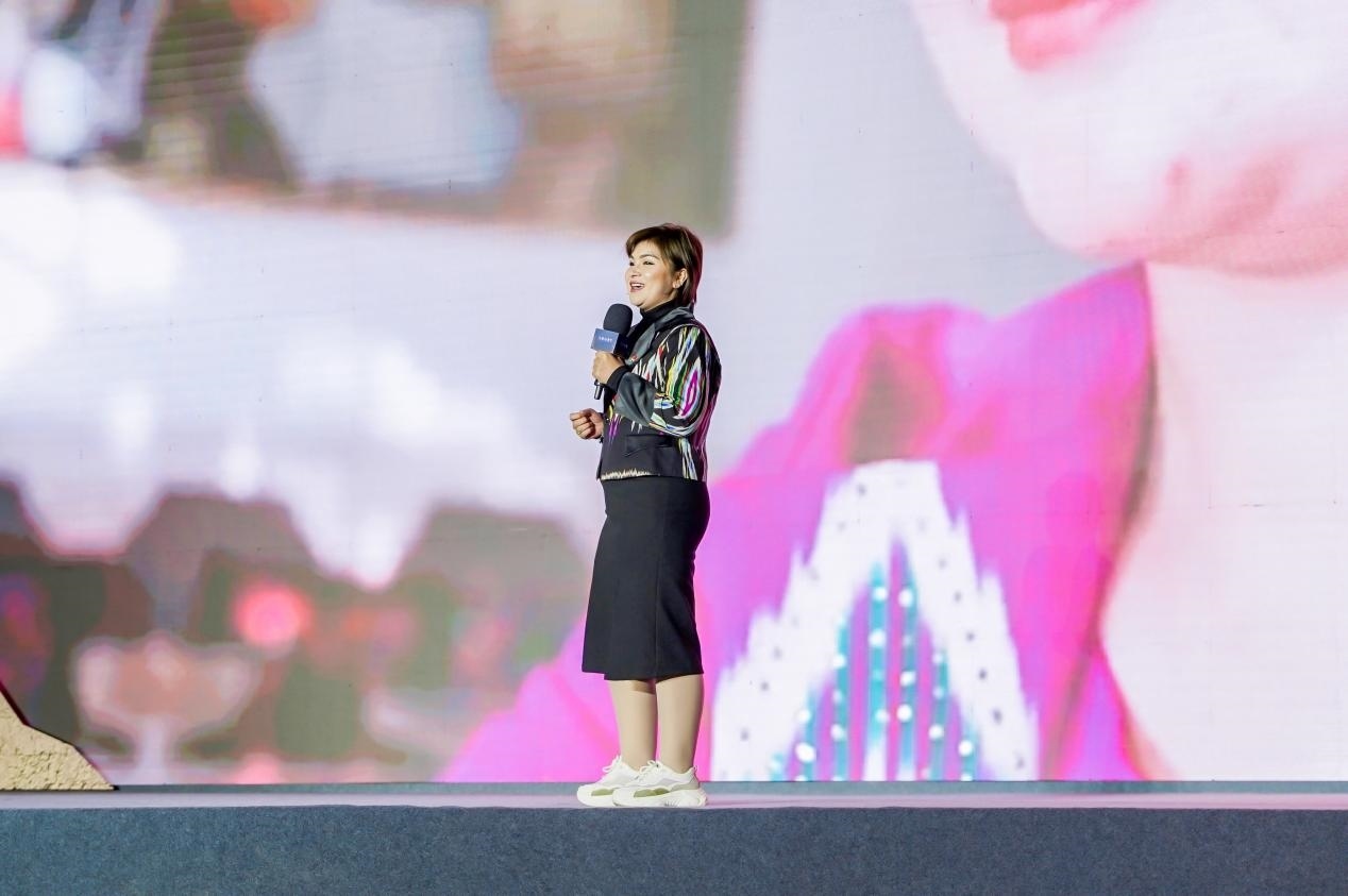 如克亞木·麥提賽地在“何以中國·五星出東方”網(wǎng)絡主題宣傳活動現(xiàn)場演講。人民視頻供圖