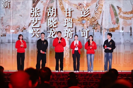 《受到召喚·敦煌》眾演員與現(xiàn)場(chǎng)觀眾互動(dòng)交流。主辦方供圖