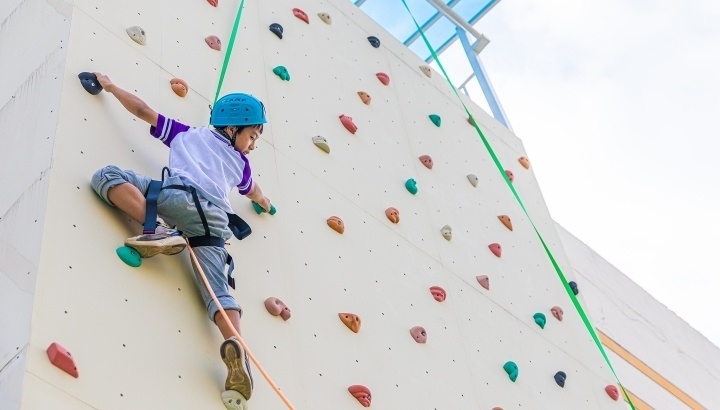 浙江臺州，正在學(xué)習(xí)攀巖課程的小學(xué)生