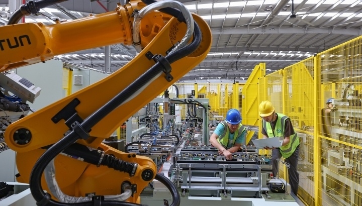 江蘇昆山，智能生產(chǎn)線上人機(jī)協(xié)同作業(yè)