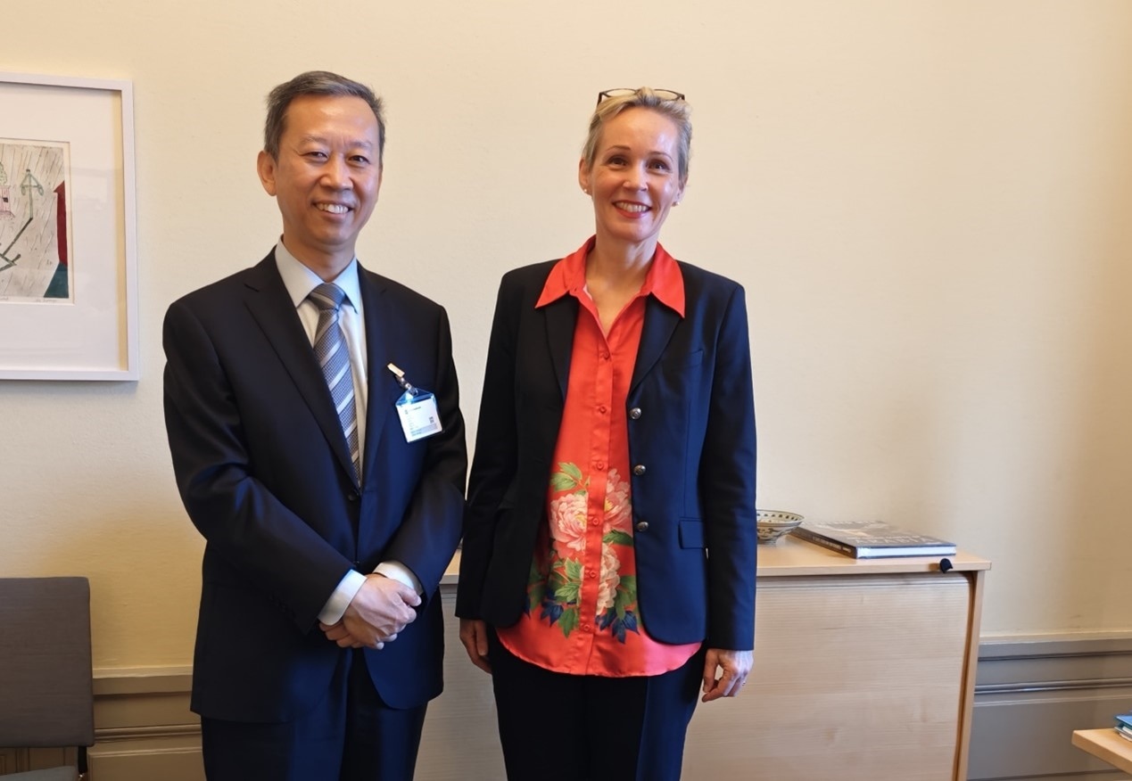 中國駐瑞典大使崔愛民會見瑞典外交部外貿(mào)總司長米蘭德。中國駐瑞典大使館供圖