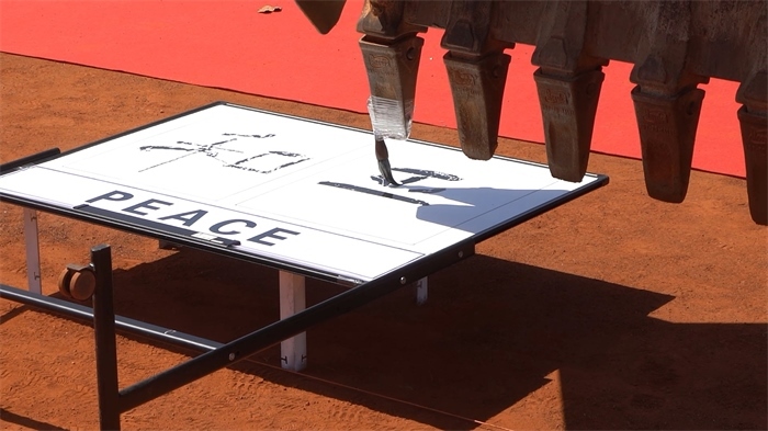 工程機械表演寫書法。王皓宇攝