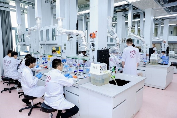 中外學(xué)生同堂做實(shí)驗(yàn)。深北莫供圖