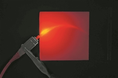 帶有彎曲通道的3D打印材料能引導(dǎo)并散射光。圖片來(lái)源：英國(guó)格拉斯哥大學(xué)