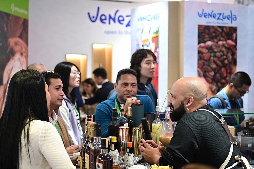 2023年11月9日，上海，觀眾在進博會委內瑞拉館參觀、交流、洽談。