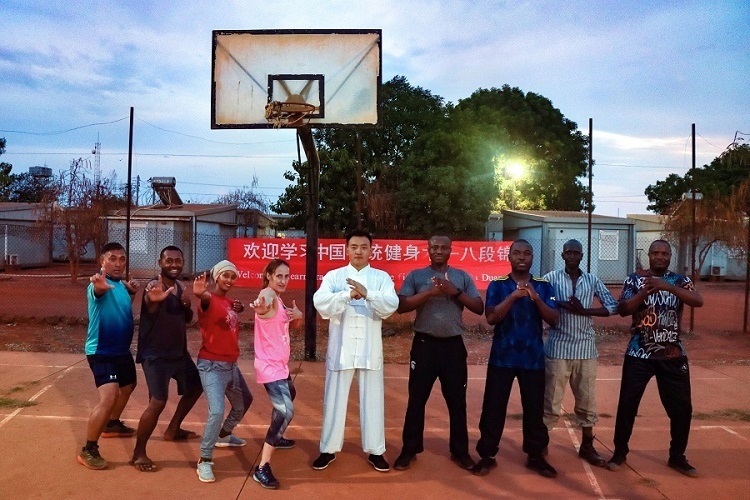 組織八段錦教學(xué)。王軍杰 攝