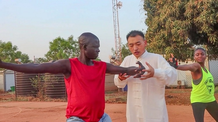 細心指導(dǎo)動作。馬騫攝