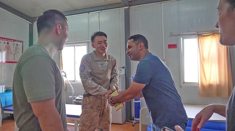 外國友人致謝。王軍杰攝