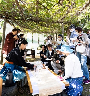 游客們?cè)谡憬w驗(yàn)區(qū)品茶。