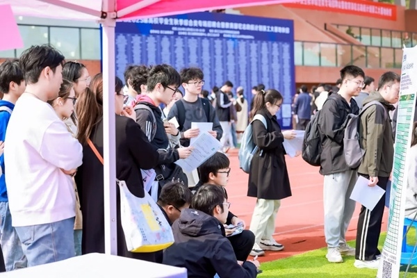 招聘會現(xiàn)場。校方供圖