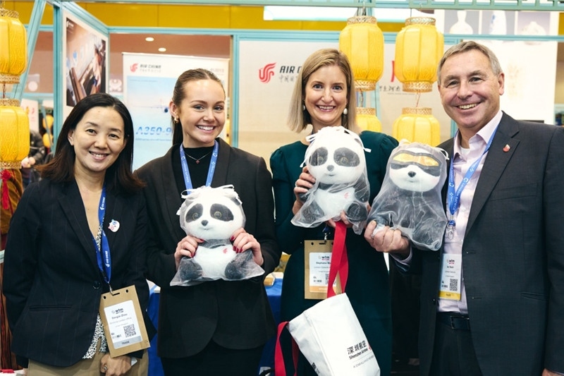 “中國館”展區(qū)現(xiàn)場洽談。 楊浩鵬攝