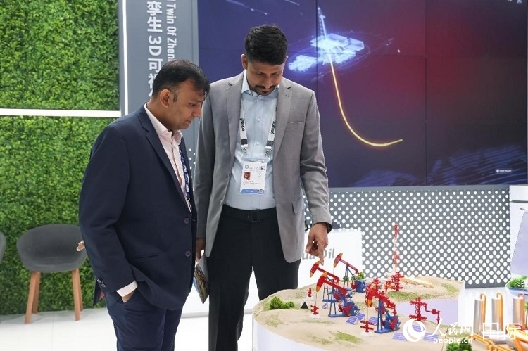 觀眾在了解中企產(chǎn)品。人民網(wǎng)記者任皓宇攝 