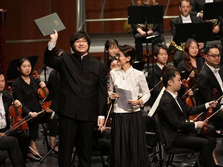 小澤征良向俞潞贈送小澤征爾使用過的《第五交響曲》樂譜。演出方供圖