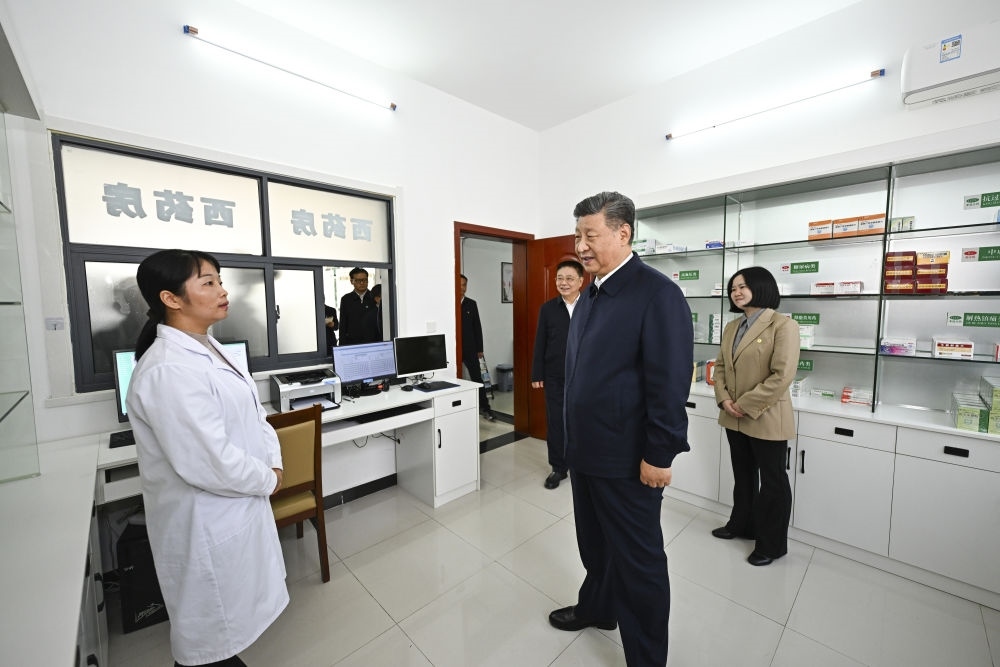 2024年11月5日，習(xí)近平在湖北省咸寧市嘉魚縣潘家灣鎮(zhèn)四邑村衛(wèi)生室考察。習(xí)近平指出：“要進(jìn)一步加強(qiáng)黨建引領(lǐng)，抓住‘一老一小’這個(gè)重點(diǎn)，更加精準(zhǔn)有效地為群眾排憂解難?！? width=