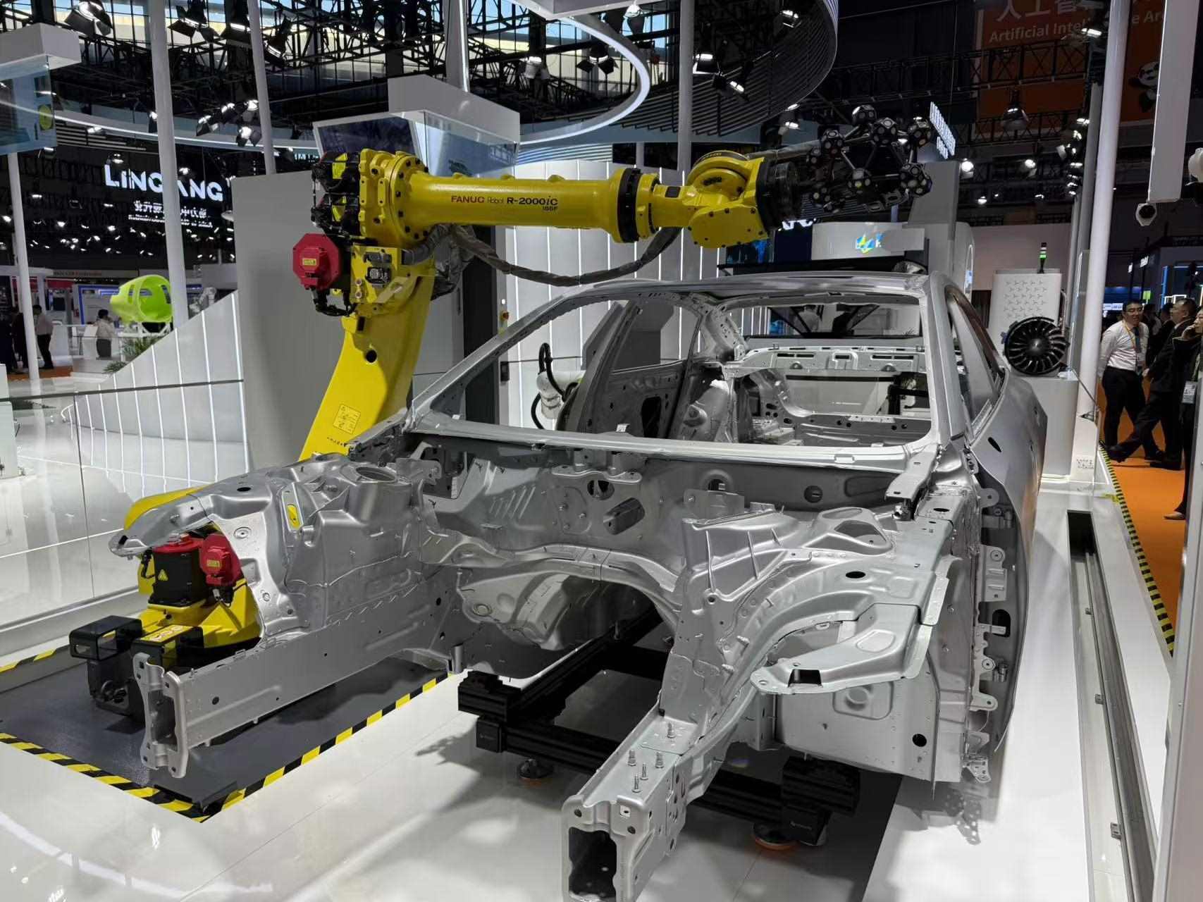 在汽車制造展區(qū)，高精度智能檢測裝備正在模擬檢測汽車車身。人民網記者 王仁宏攝