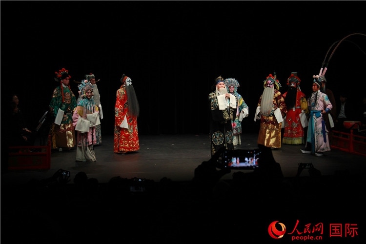 演員向觀眾謝幕。人民網(wǎng)記者 尚凱元攝