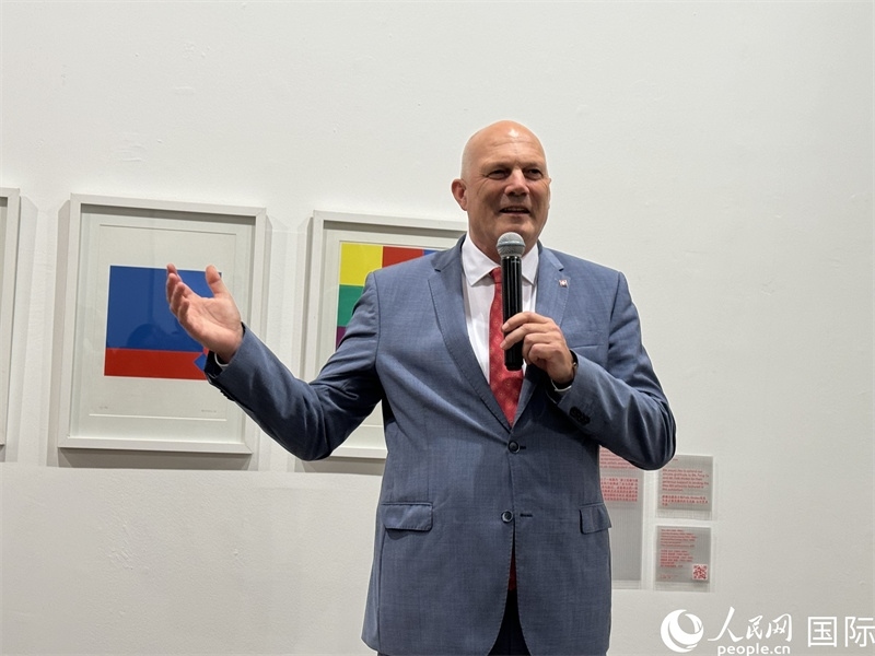 11月8日，瑞士駐華大使白瑞誼在“瑞士經(jīng)典設(shè)計(jì)展”開幕式上發(fā)表致辭。（人民網(wǎng) 謝瑩攝）