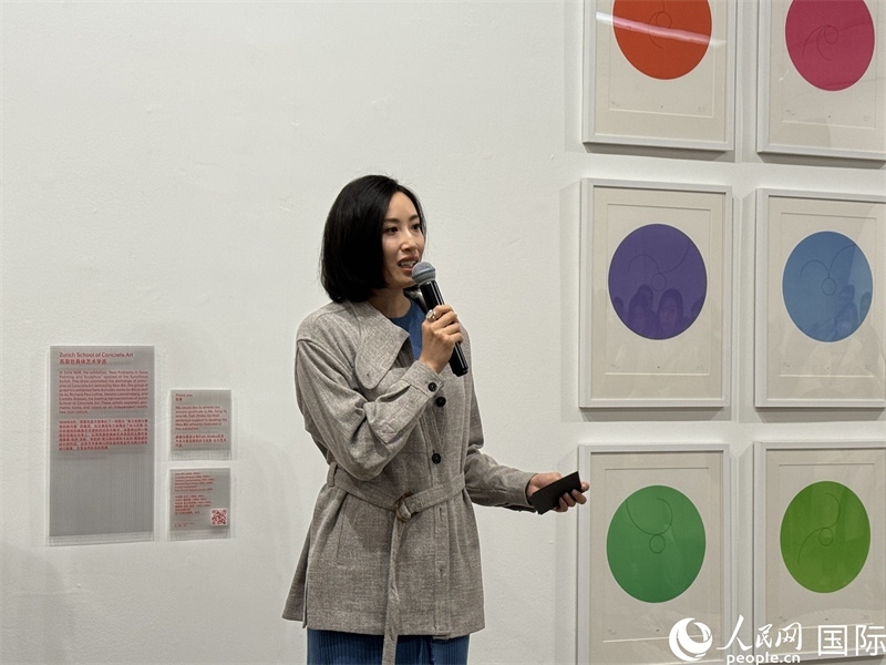 11月8日，今日美術(shù)館館長張然在“瑞士經(jīng)典設(shè)計(jì)展”開幕式上發(fā)表致辭。（人民網(wǎng) 謝瑩攝）