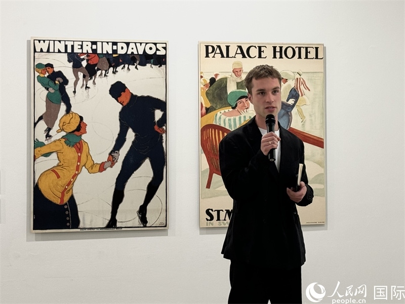 11月8日，“瑞士經(jīng)典設(shè)計(jì)展”策展人言照壁向與會(huì)嘉賓導(dǎo)覽。（人民網(wǎng) 謝瑩攝）