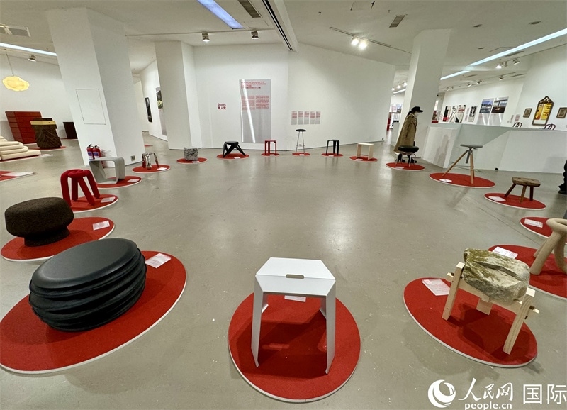 11月8日，瑞士經(jīng)典設(shè)計(jì)展現(xiàn)場。（人民網(wǎng) 謝瑩攝）