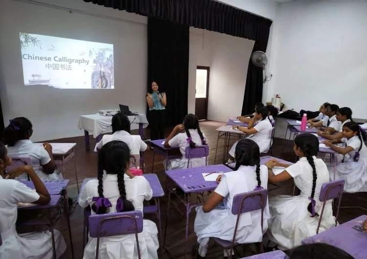 斯里蘭卡學(xué)生在系列活動中學(xué)習(xí)中國書法。圖片由主辦方提供