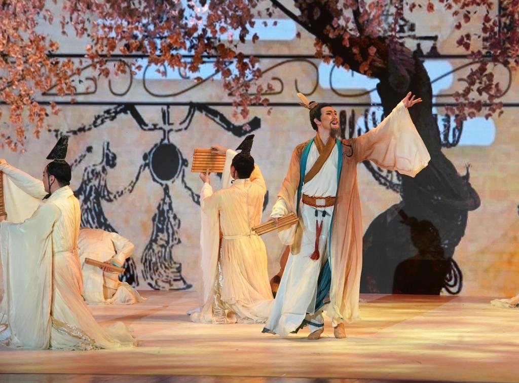 11月6日，演職人員在表演民族舞劇《孔子》片段。新華社記者 張晨霖 攝