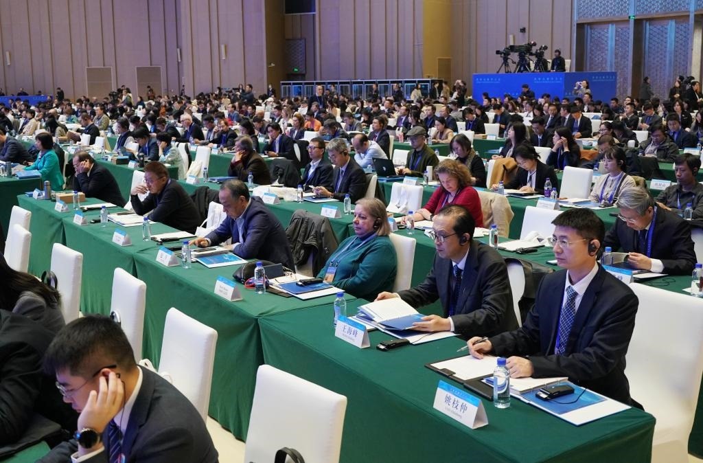 11月7日，中外嘉賓在首屆世界古典學(xué)大會開幕式現(xiàn)場聽會。新華社記者 張晨霖 攝