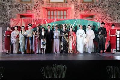 墨西哥華人婦女聯(lián)合總會木蘭藝術(shù)團的中國古代服裝表演。主辦方供圖