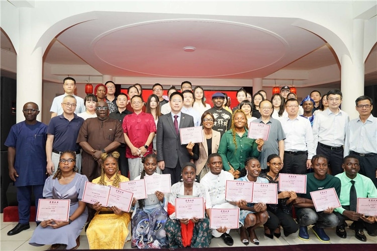 參賽選手與嘉賓合影留念。尼日利亞中國文化中心供圖