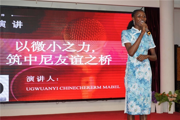 選手張佳寧演講中。尼日利亞中國文化中心供圖