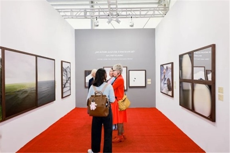 “我內(nèi)心的那個空從哪里來？從波濤、云朵和勇氣”西岸藝博會展覽現(xiàn)場 圖片由主辦方提供