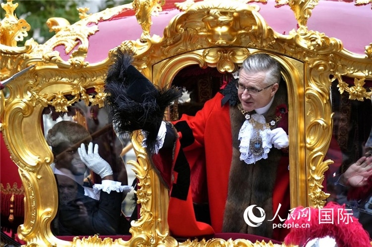 新任金融城市長(zhǎng)阿拉斯泰爾·金向人群致意。吳若鳴攝