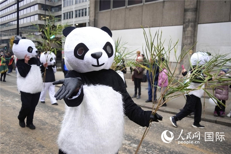 浙江會(huì)隊(duì)伍與民眾互動(dòng) 吳若鳴攝