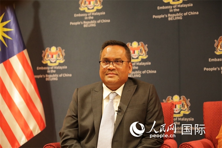 馬來(lái)西亞駐華大使諾曼在11月12日召開(kāi)的記者見(jiàn)面會(huì)上回答記者提問(wèn)。人民網(wǎng) 王婧攝