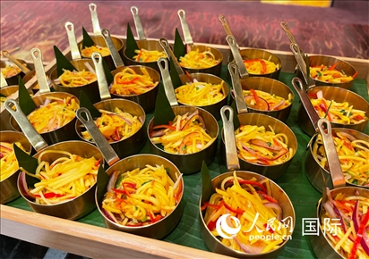 馬來(lái)西亞美食節(jié)現(xiàn)場(chǎng)準(zhǔn)備的美食。人民網(wǎng) 王婧攝