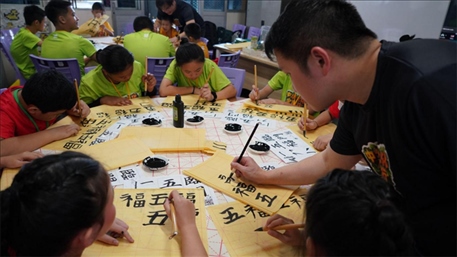 書法教學(xué)。主辦方供圖