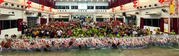 在工作坊導(dǎo)師的指導(dǎo)下，三校200余名學(xué)生共同完成了一幅長達(dá)80尺的水墨畫作。主辦方供圖